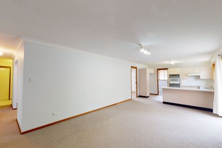 4 Squire Close, Valentine NSW 2280 - Photo 5