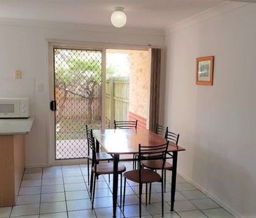 Fully Furnished 3 Bedroom Townhouse in Sunnybank - Photo 2