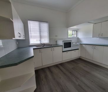 For Rent - 5 Bedrooms; Huge Home with Dual Living. - Photo 3
