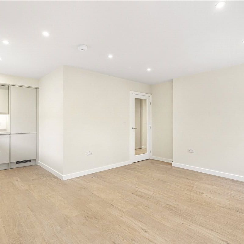 A newly built modern apartment situated on the first floor with allocated parking in this popular south Oxfordshire location. Ideally located for access to the A34, central Abingdon, Oxford and Didcot for train links. - Photo 1