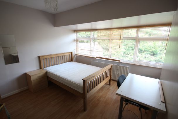 Shaw Lane, Headingley - Photo 1