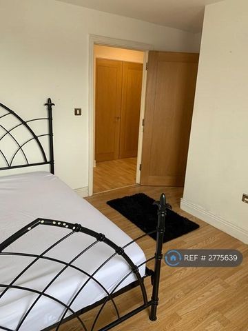 1 bedroom in a flat share to rent - Photo 5