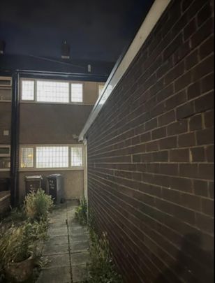 3 bedroom end of terrace house to rent - Photo 1