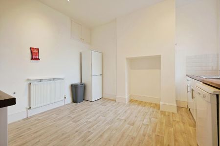 3 bedroom flat to rent - Photo 4