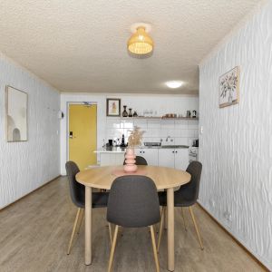 Fully Furnished Coastal – Stylish One-Bedroom Living - Photo 2