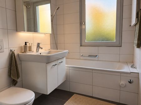 Newly Furnished 3.5-Room Apartment with Balcony and Beautiful Views in Zürich Oerlikon - Foto 5