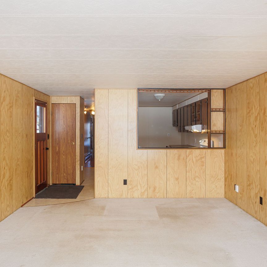 For Lease - 11 Homewood Avenue, Kawartha Lakes, Ontario - Photo 1