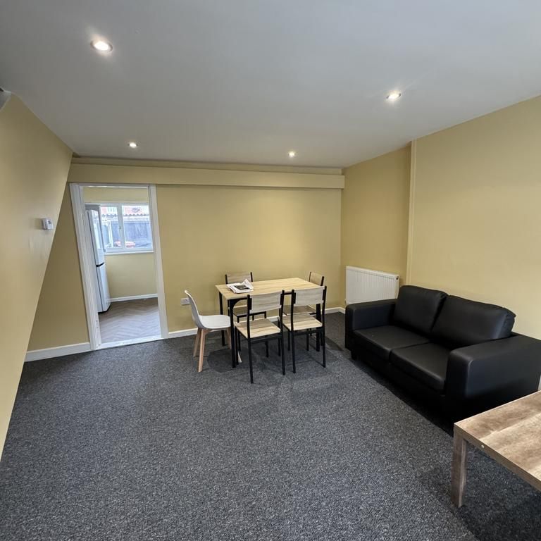 3 bedroom end of terrace house to rent - Photo 1