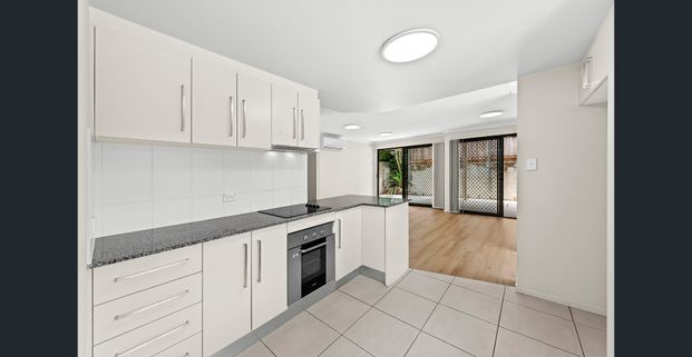 OVERSIZED TOWNHOUSE IN GREAT LOCATION! - Photo 1