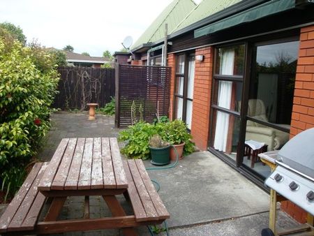 Sunny & warm 3 bedroom townhouse - Photo 4