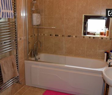 Ensuite room in 3-bedroom apartment in Ballinteer, Dublin - Photo 6
