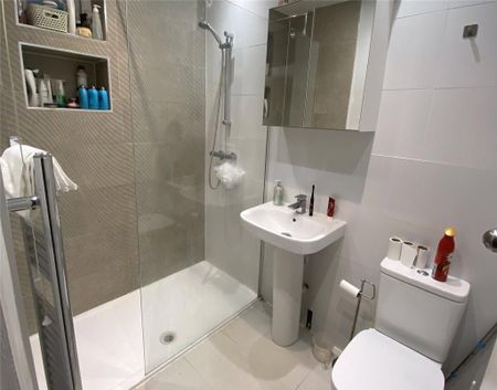 1 bedroom in a house share to rent - Photo 2