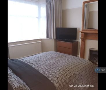 1 bedroom in a house share to rent - Photo 2