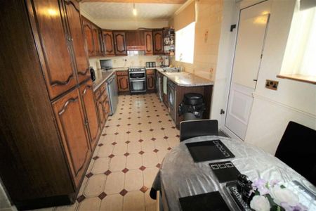 3 bedroom semi-detached house to rent - Photo 4