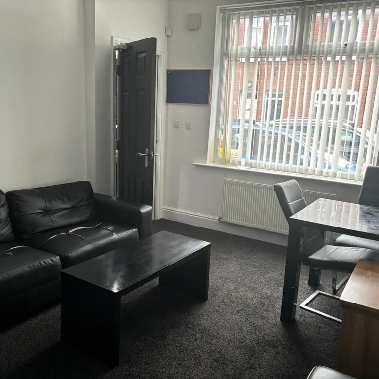 1 bedroom in a house share to rent - Photo 1