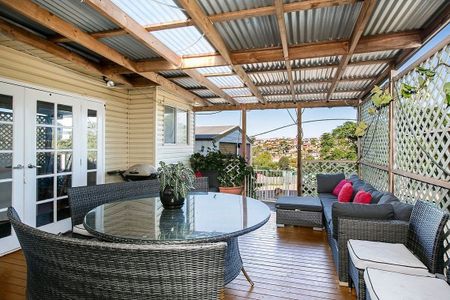 LARGE 4 BEDROOM HOME WITH A POOL! - Photo 4