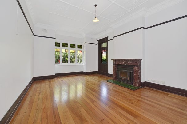 Renovated Spacious 7 Bedroom house - Photo 1