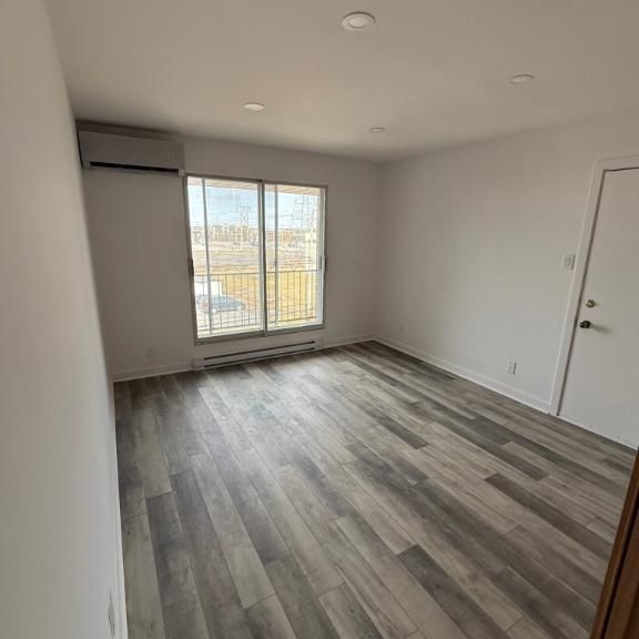 APPARTEMENT 4 1/2 A ST-CONSTANT AVEC 2 CHAMBRES À COUCHER FERMÉES AU DERNIER ETAGE - Photo 1