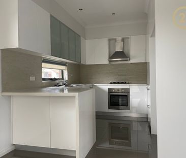 Beautiful, Modern & Spacious Townhouse! - Photo 1