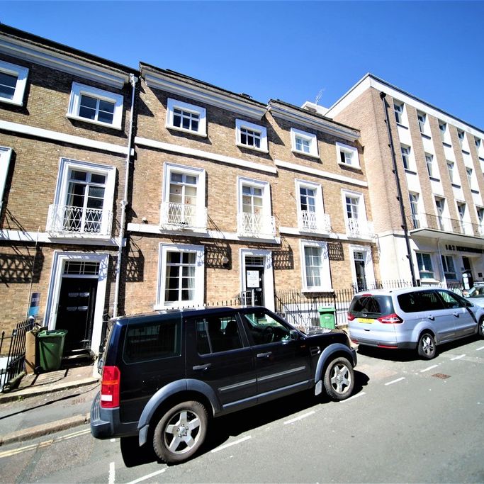 2 bed apartment to rent in Northernhay Place, Devon, EX4 - Photo 1