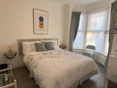 18 Lisburn Avenue, Belfast, BT9 7FX - Photo 2