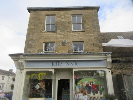 3 bedroom flat to rent - Photo 4