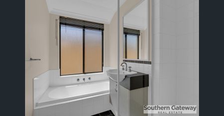 Spacious 3 bedroom 2 bathroom home - Photo 3