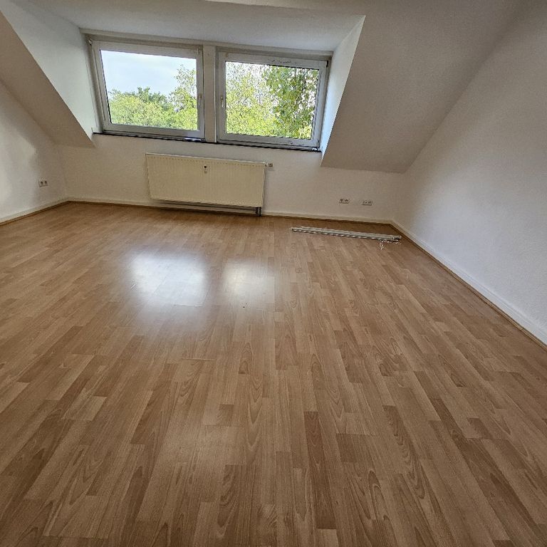 Gemütliche Dachgeschosswohnung mit ca. 34 m² Wohnfläche und Einbauküche in ruhiger Wohnlage - Photo 1