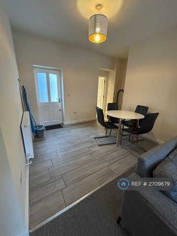 4 bedroom terraced house to rent - Photo 2