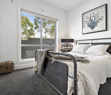 Marina Lifestyle with Stunning Canal Views - Photo 3