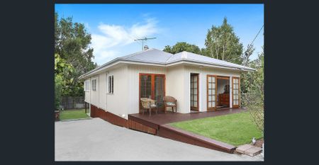 Charming Updated Cottage In Prime New Farm Pocket - Photo 5