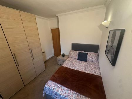 4 bedroom flat share to rent - Photo 4