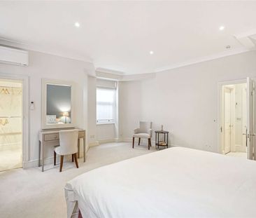 A charming three bedroom apartment in a prime Chelsea location with... - Photo 3