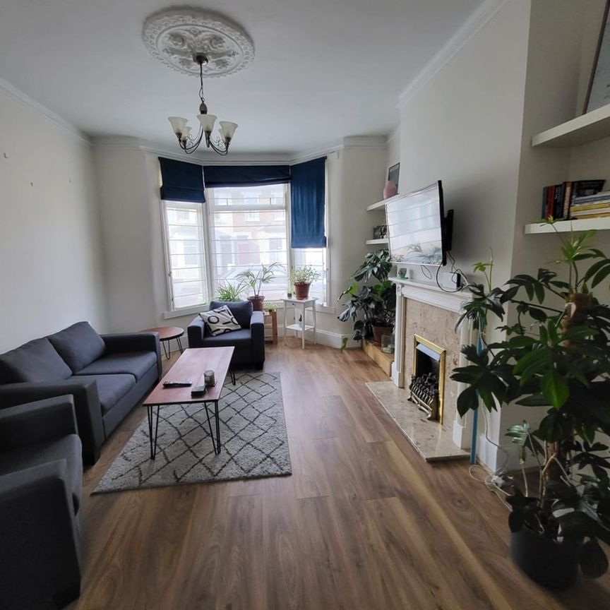 Room in a Shared House, Graveney Road, SW17 - Photo 1