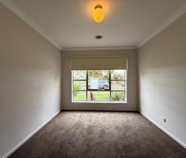 Spacious 3 Bedroom House - Photo 3