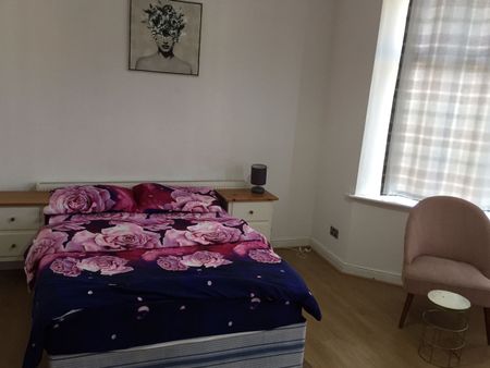 2 Bed Flat, Lansdowne Road, M8 - Photo 3