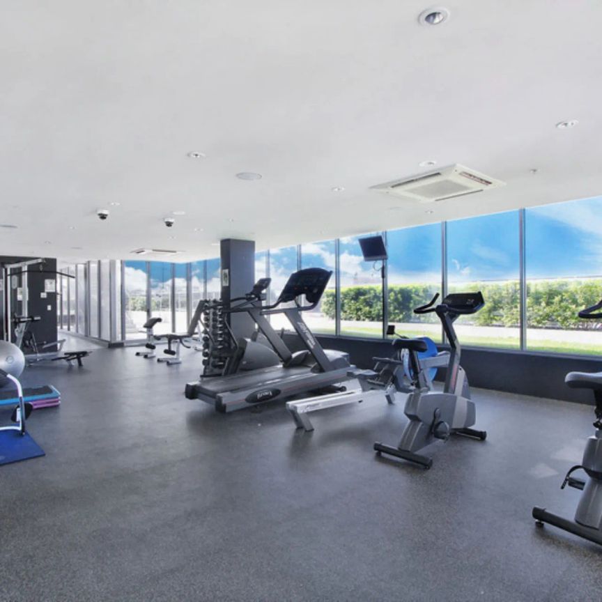 Stylish fully furnished "turn key" apartment - Photo 1