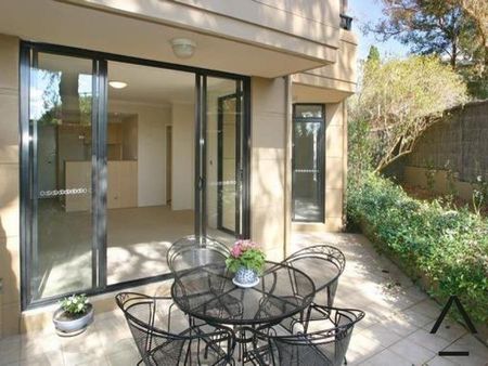 Modern One Bedroom Apartment with Private Courtyard - Photo 5