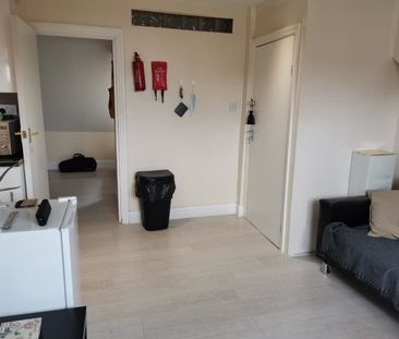 Studio Flat, Jersey Road, IG1 - Photo 2
