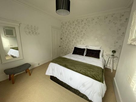 Sunny Double Room in Blackheath with own Bathroom and Lounge with good transport links for the City and Canary Wharf - Photo 3