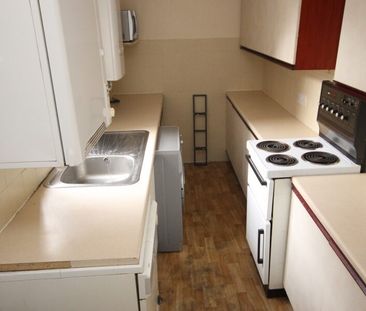 Room 3, Lucas Street, Woodhouse, Leeds, LS6 2JD - Photo 3