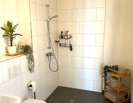 NEUE BAHNSTADT OPLADEN: Neuwertige 2-Zimmer-Wohnung mit Einbauküche und Loggia! - Photo 1