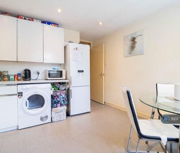 1 bedroom in a flat share to rent - Photo 6