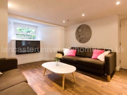 Large 6 Double Bedroom House Located in the heart of Lancaster Room 3 - Photo 1