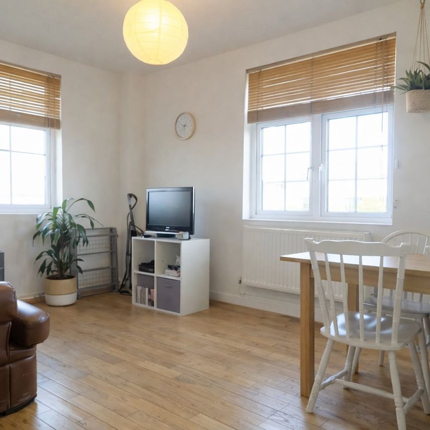 2 Bed Flat, Stoke Newington Road, N16 - Photo 1