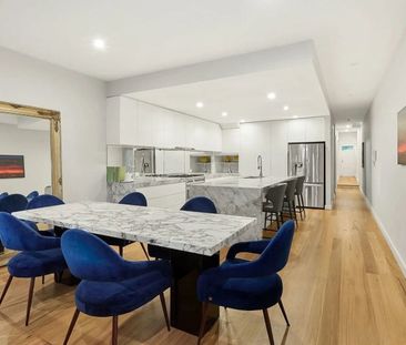 Rare 5-Bedroom Rental in Prime Port Melbourne! - Photo 3