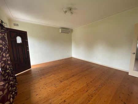 Prime Location! - Photo 3