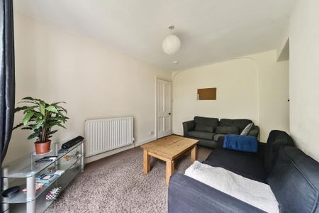 4 bedroom semi-detached house to rent - Photo 2