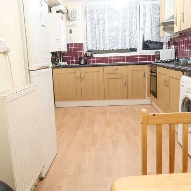 Room in a Shared Flat, Bow Central Line, E3 - Photo 1