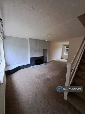3 bedroom semi-detached house to rent - Photo 2